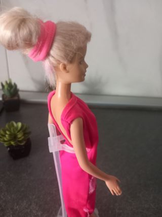 Barbie anni '90 vintage ha un braccio un po lento