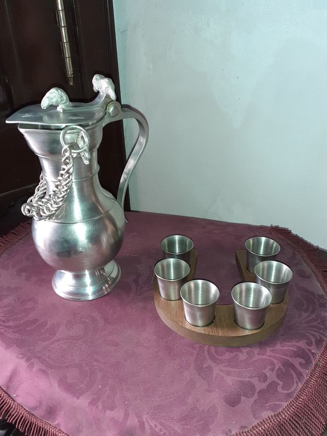Juego de jarra y vasos de peltre