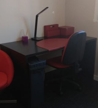 Mesa escritorio negra y blanca de IKEA.