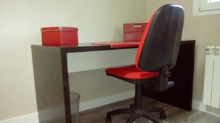 Mesa escritorio negra y blanca de IKEA.