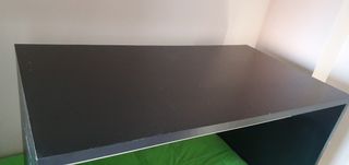 Mesa escritorio negra y blanca de IKEA.