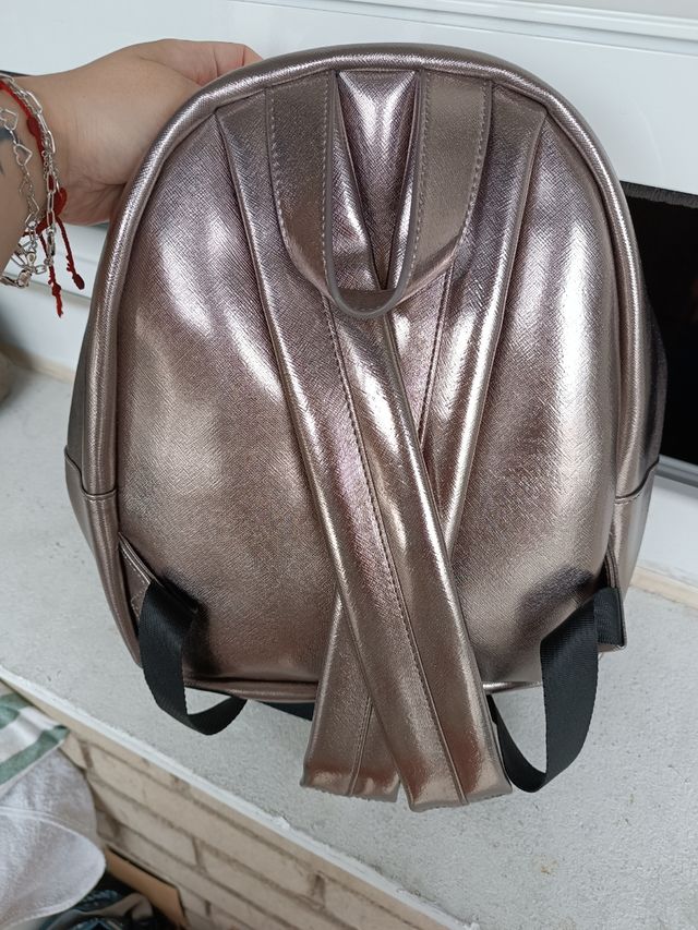 Mochila plateada con perro