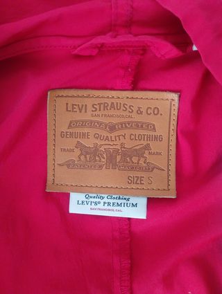 Chaqueta vaquera Levi's roja y azul