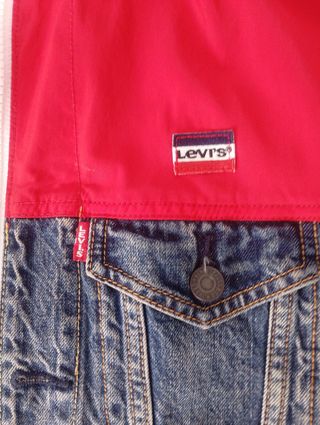 Chaqueta vaquera Levi's roja y azul