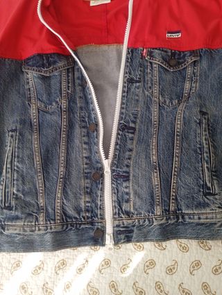 Chaqueta vaquera Levi's roja y azul