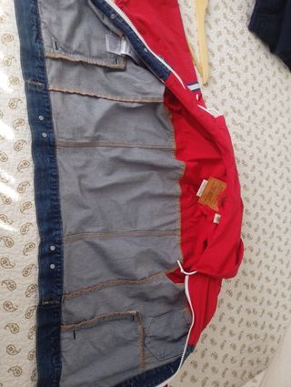 Chaqueta vaquera Levi's roja y azul