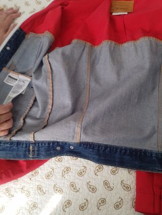 Chaqueta vaquera Levi's roja y azul