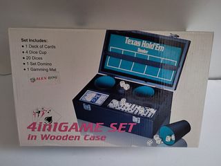 Set de juegos 4 en 1 en caja de madera.