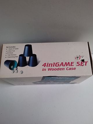 Set de juegos 4 en 1 en caja de madera.