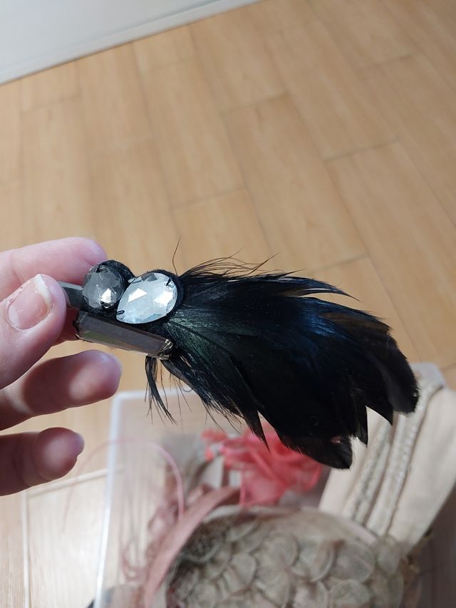 Tocado plumas negras