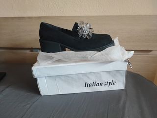 Sapatos pretos c/ strass - it. 38