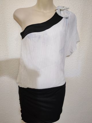 Blusa blanca y negra asimétrica