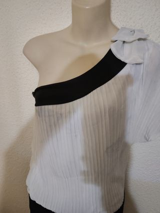 Blusa blanca y negra asimétrica