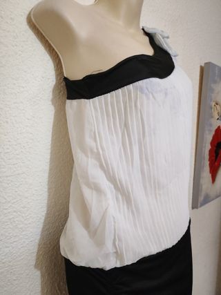 Blusa blanca y negra asimétrica
