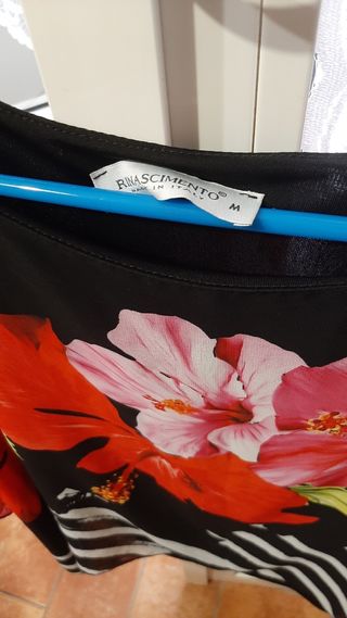 Blusa fiori rossi - nera