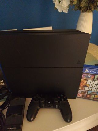 PS4 (PlayStation 4) + 4 juegos