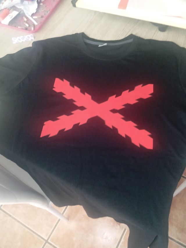 Camiseta negra cruz roja