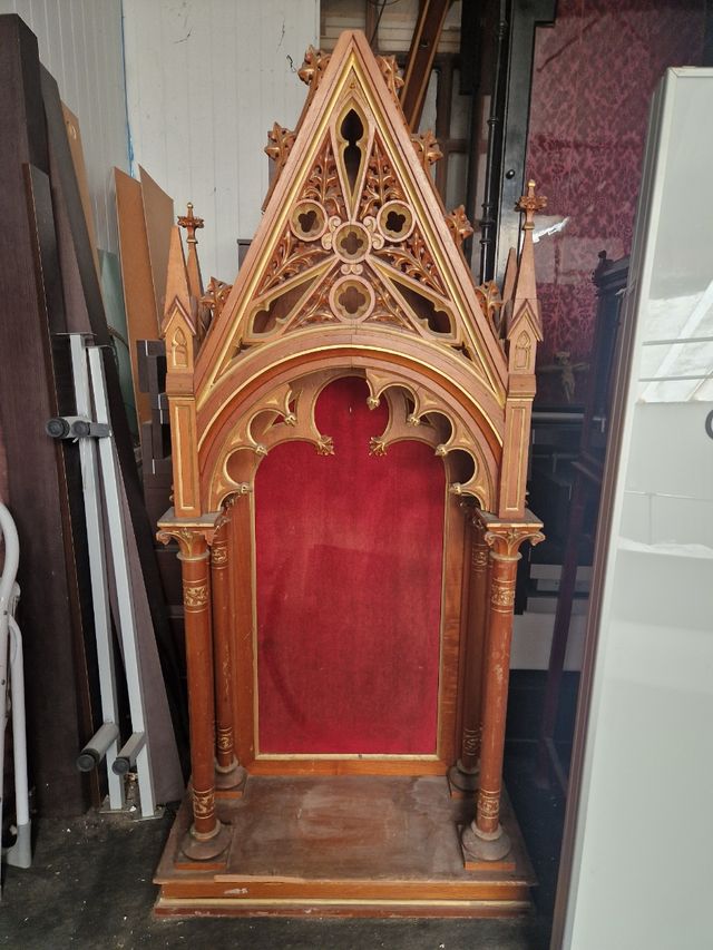 Capilla Virgen estilo gótico de madera tallada