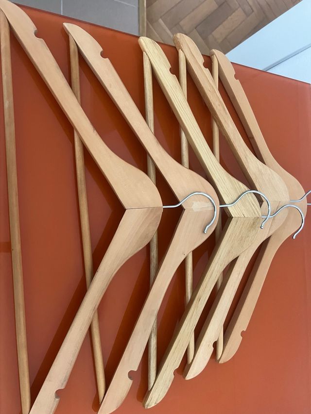 6 perchas de  madera - armario