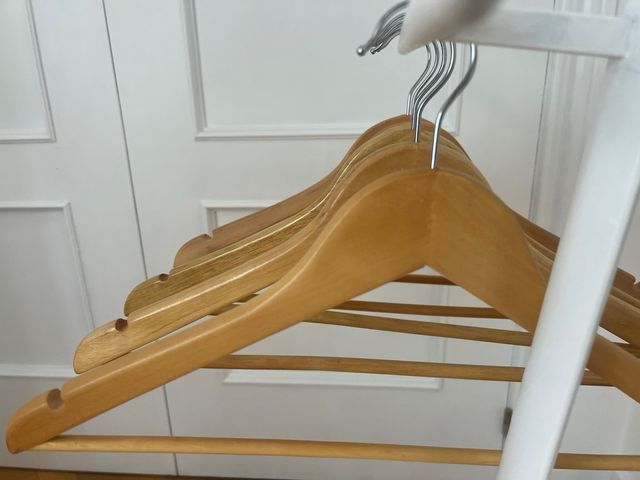 6 perchas de  madera - armario