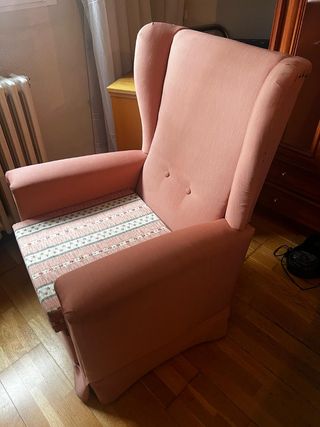 Sillón rosa de tela