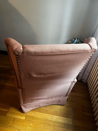 Sillón rosa de tela