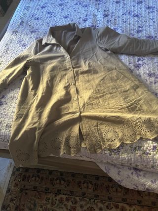 Camicia lunga beige ricamata o vestito corto