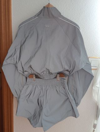 Conjunto deportivo reflectante plata