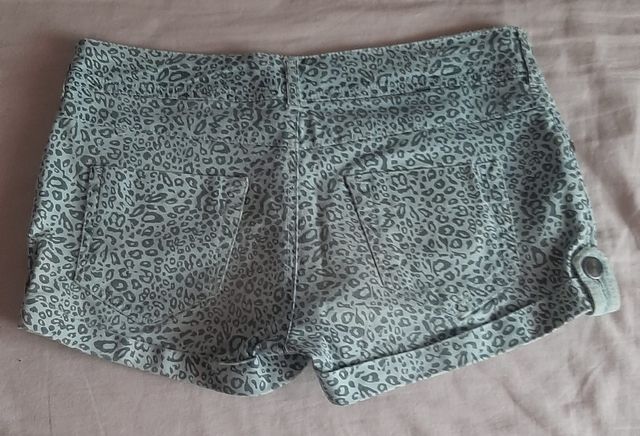 Shorts Bershka verdes -talla S