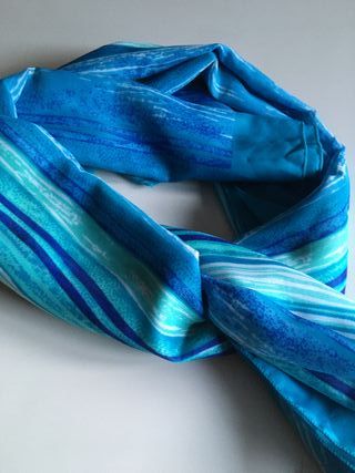 Pañuelo en tonos azules y turquesa
