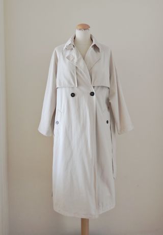 Gabardina beige Zara color crudo 
