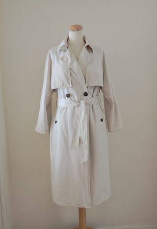Gabardina beige Zara color crudo 