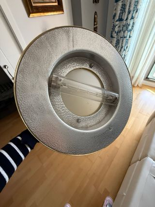 Lámpara de pie dorada metálica y halógena.