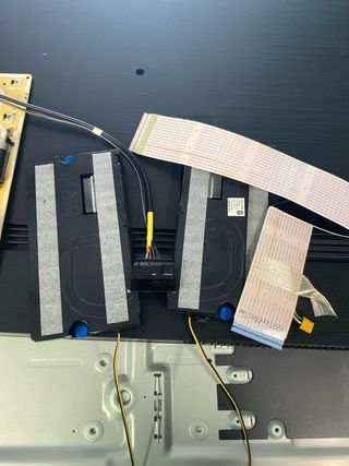 TV Samsung UE75AU7175U - Piezas