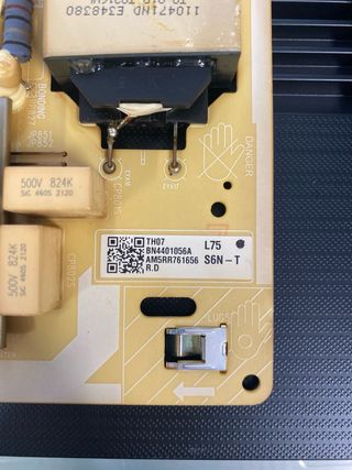 TV Samsung UE75AU7175U - Piezas