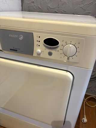 Secadora Fagor ( Urge vender ) hoy 150€
