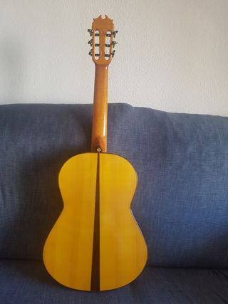 Guitarra Flamenca  con funda seminueva  de regalo.