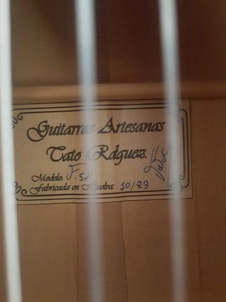 Guitarra Flamenca  con funda seminueva  de regalo.