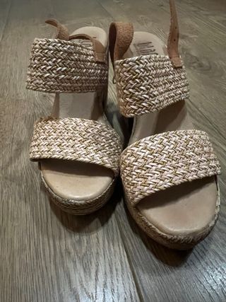 Sandalias cuña beige-dorado talla 37
