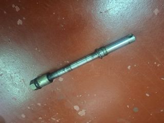 Eje delantero rueda Puch Cobra M82