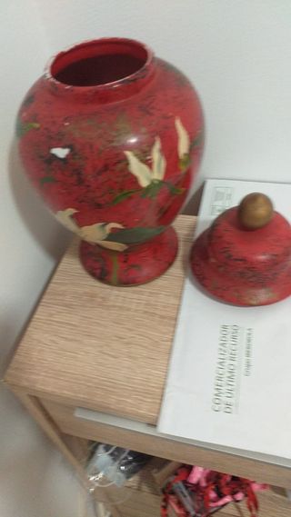 Jarrón cerámico rojo pintado a mano