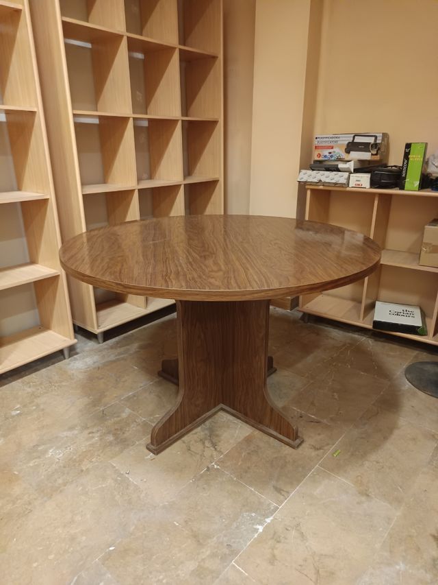 Mesa redonda de madera marrón