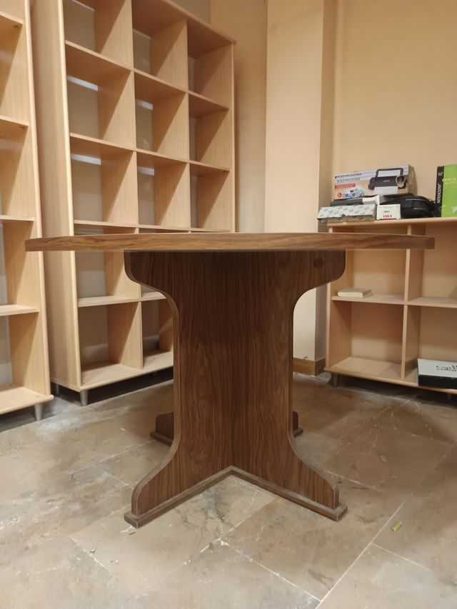 Mesa redonda de madera marrón