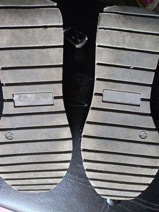 Sandali neri intrecciati