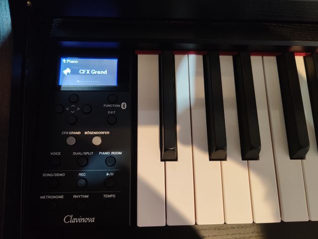 Yamaha Clavinova CLP-645 Piano Digital