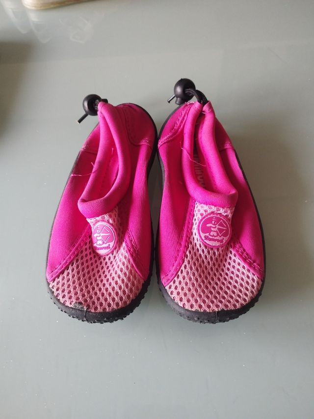 Escarpines niña playa agua