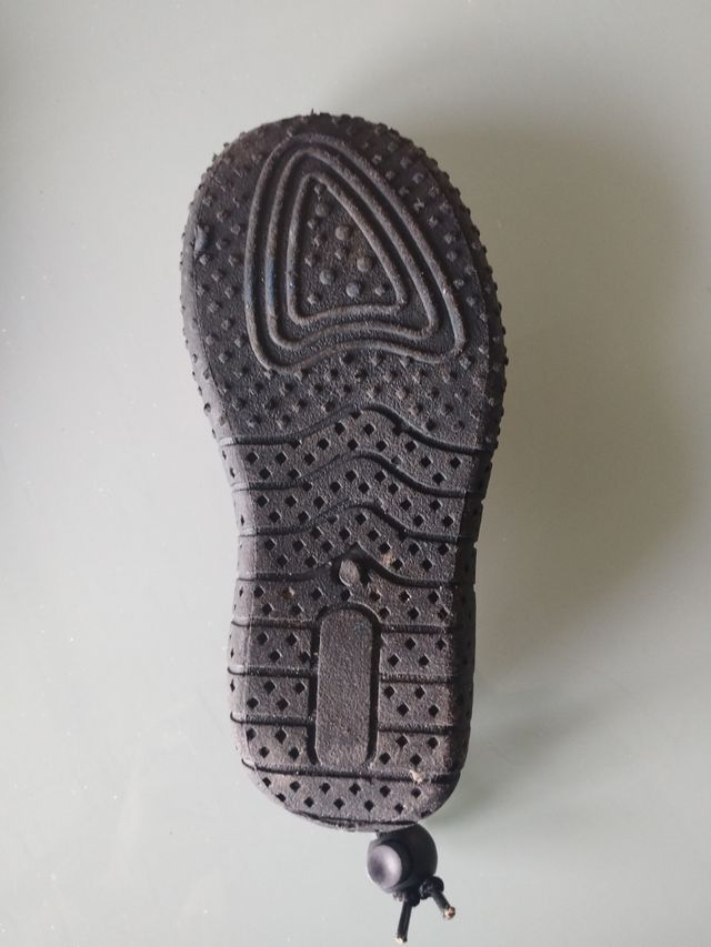 Escarpines niña playa agua