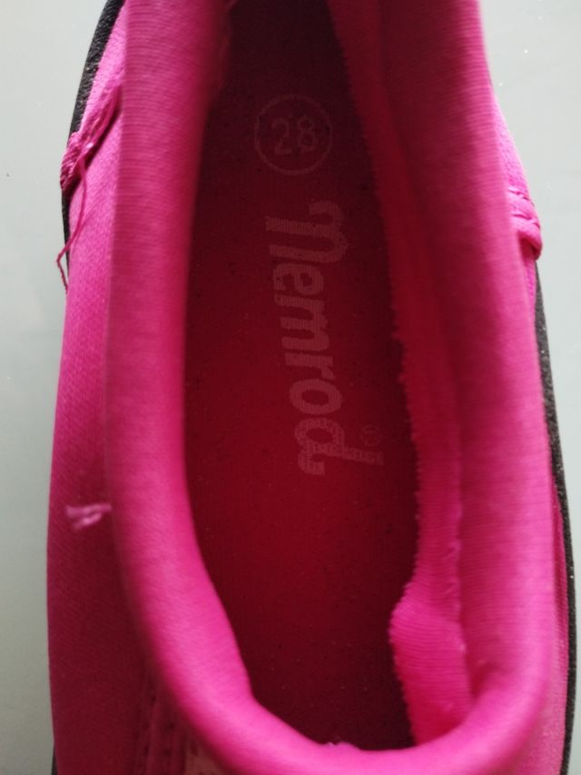 Escarpines niña playa agua