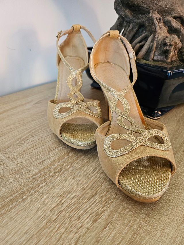 Tacones dorados de tacón fino