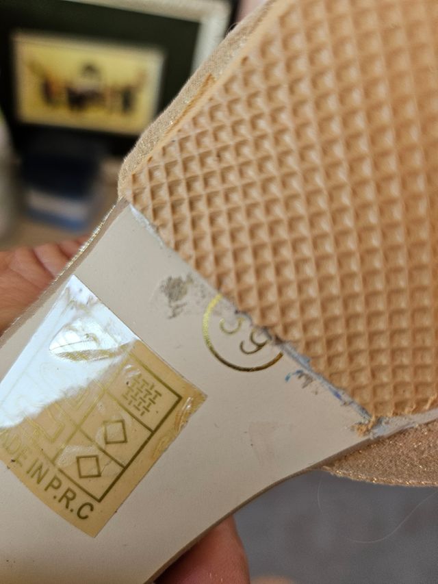 Tacones dorados de tacón fino